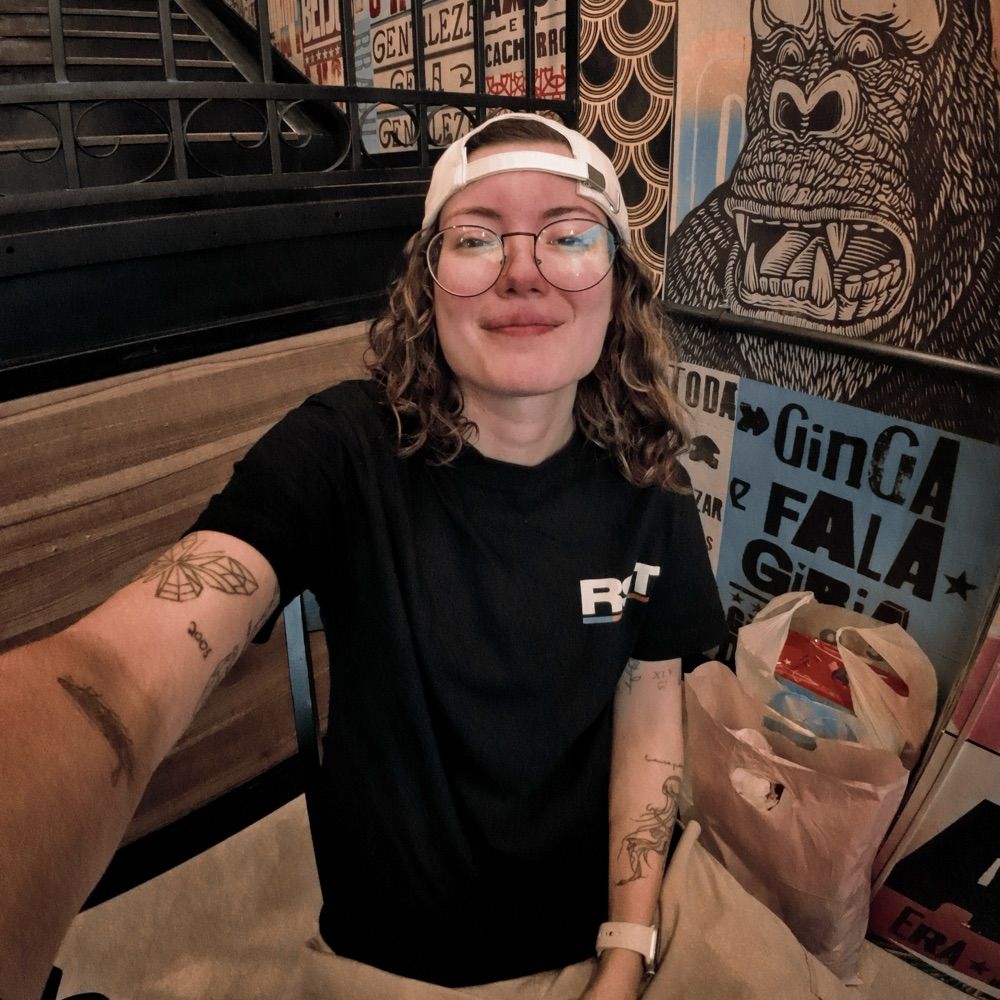 👽
