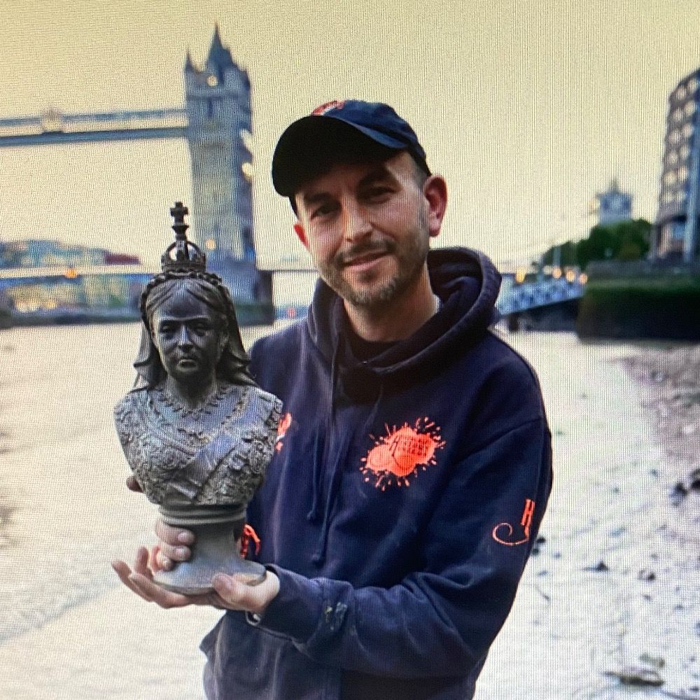 Si-finds Thames Mudlark