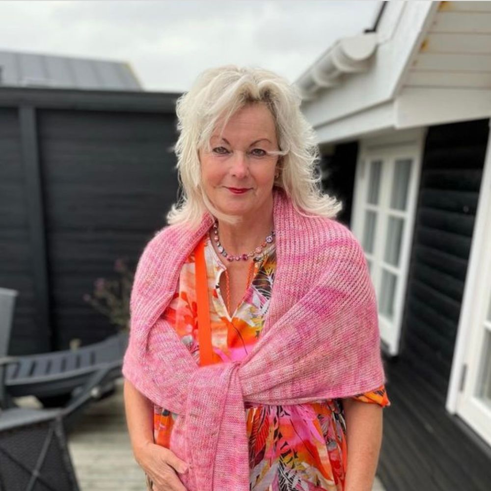 Pink Queen Yarns - Ines (she/her)