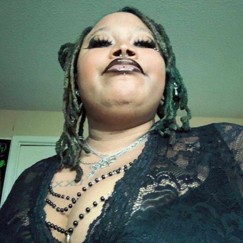 𝘘𝘶𝘦𝘦𝘯 𝘝𝘢𝘭☠︎︎ ⋆₊ ♱