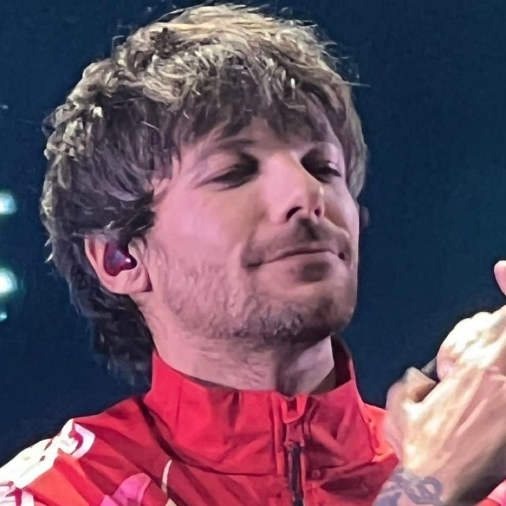 ariana ☆ viu o louis