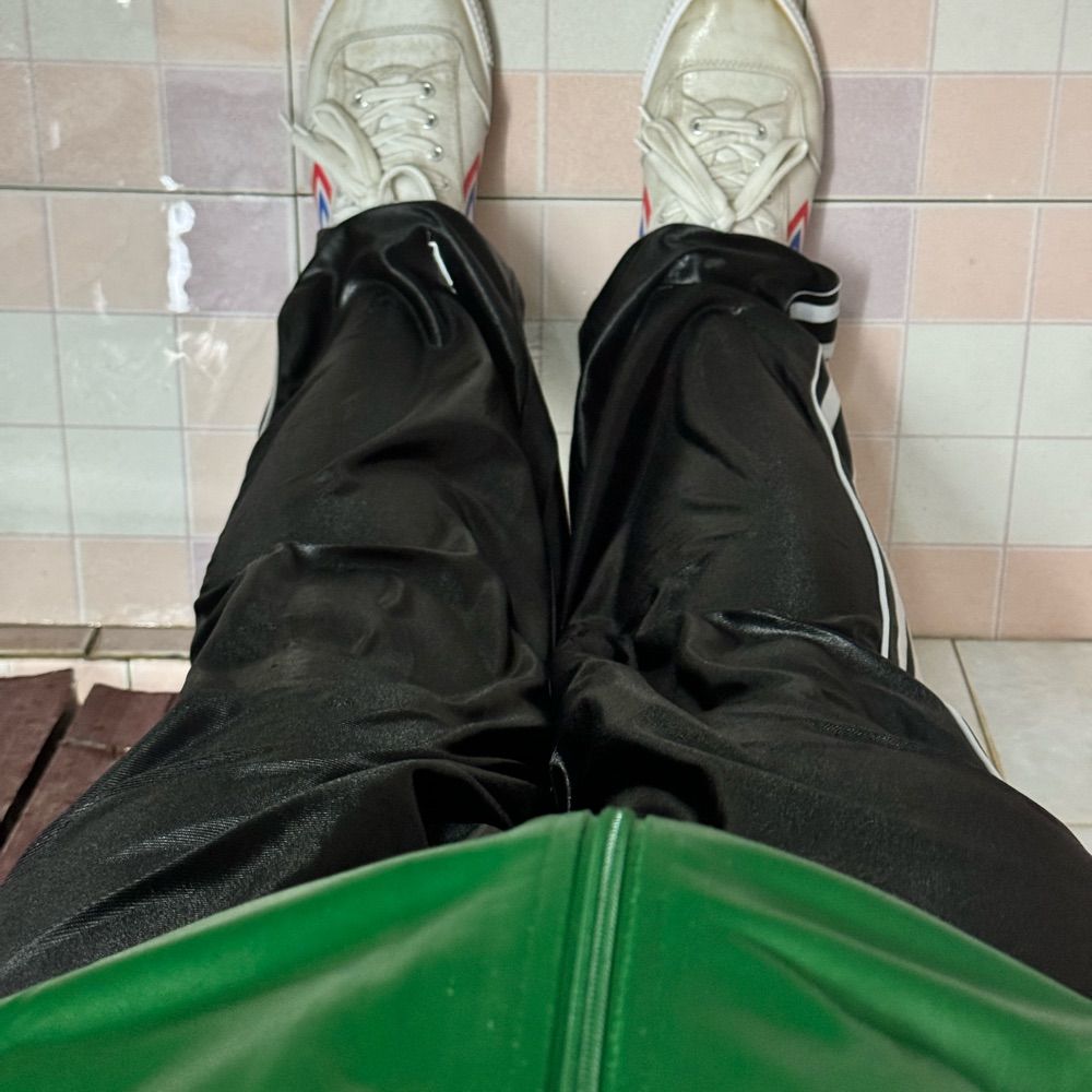 校服湿身男生