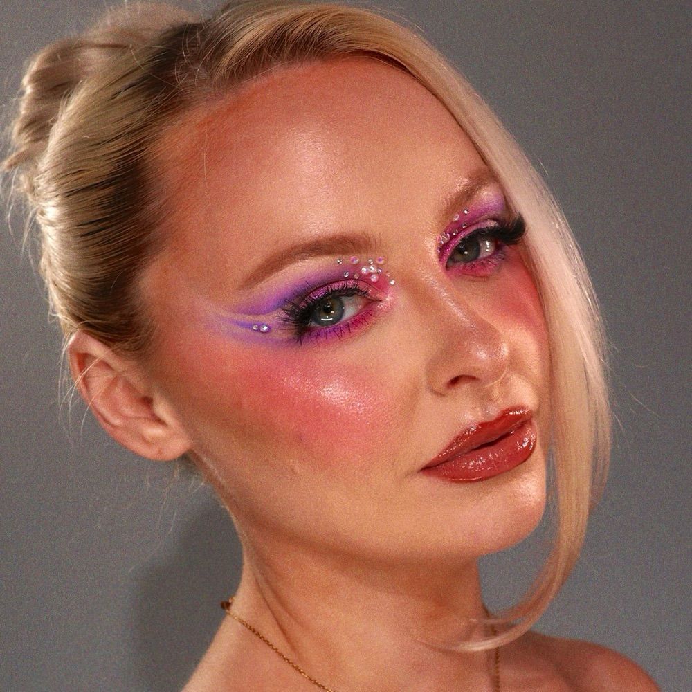 drew | creative makeup all year round 🩵