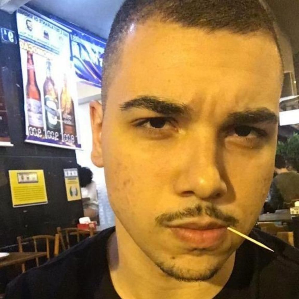Artur tarja preta cientista neurótico dando seta 