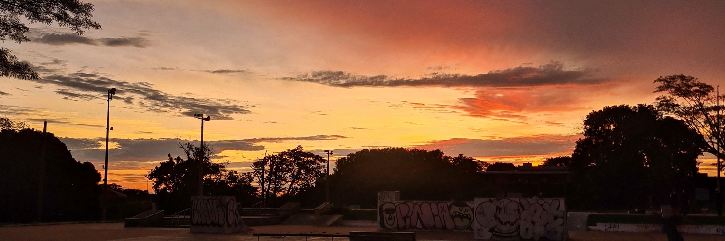 𝒥