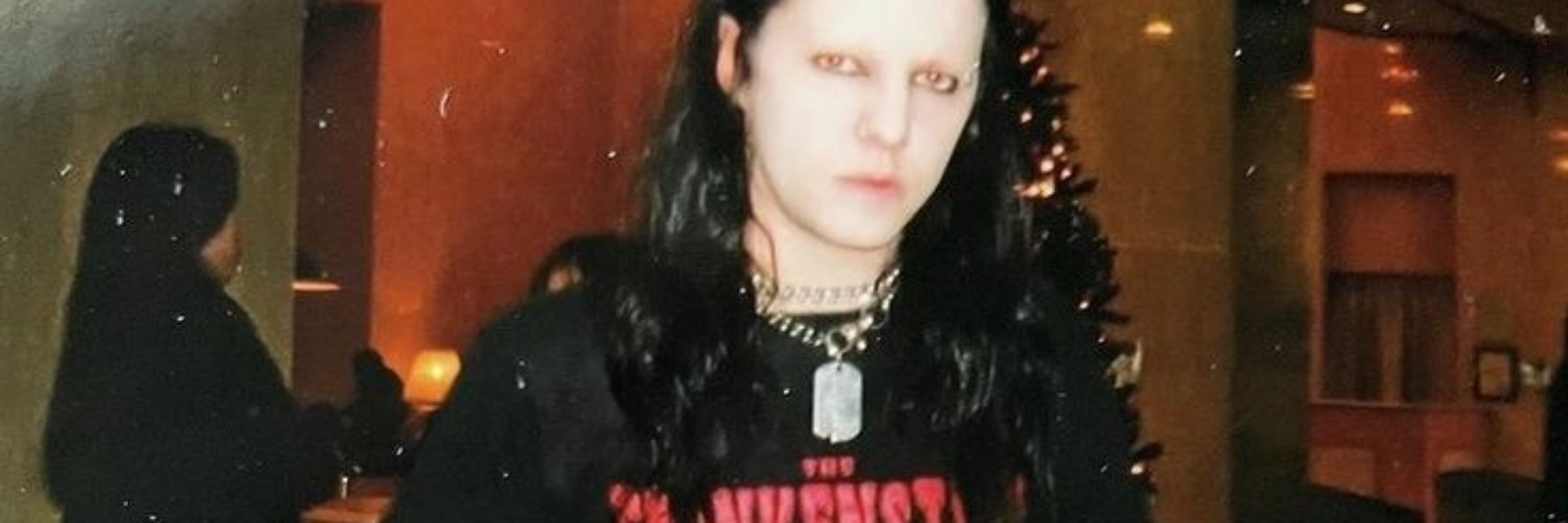 v ①