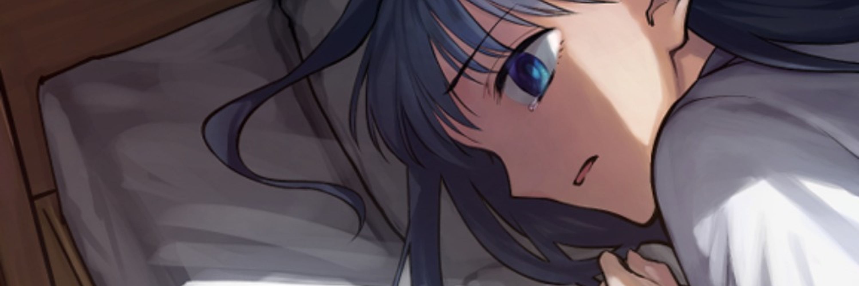 裏海マユ
