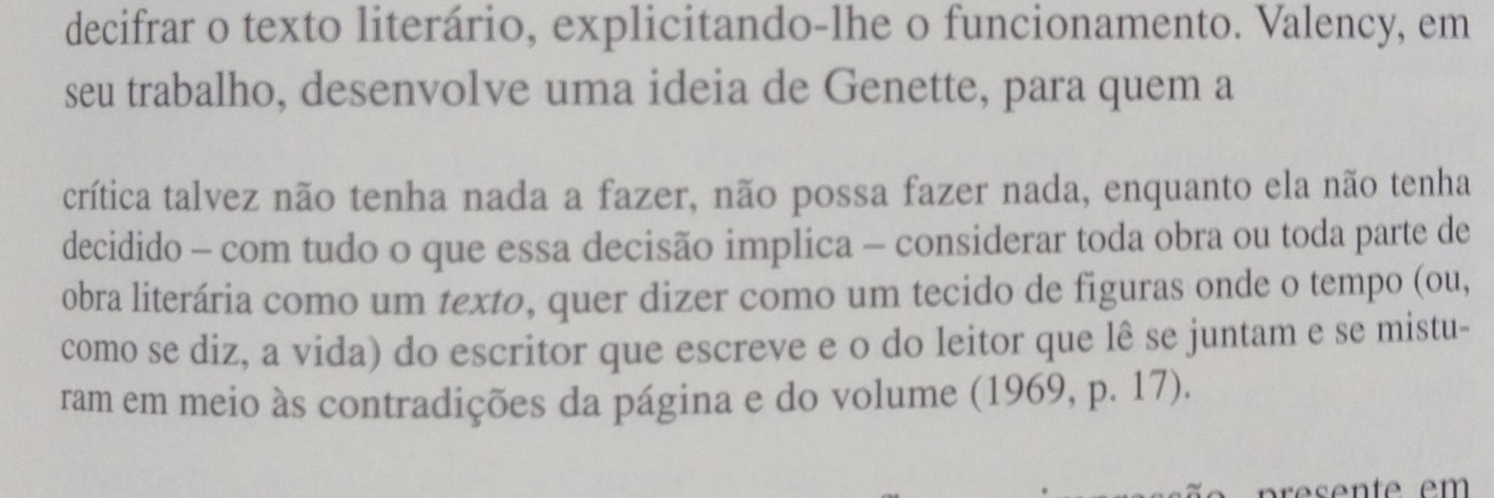 Ana lendo artigos da faculdade (infelizmente)