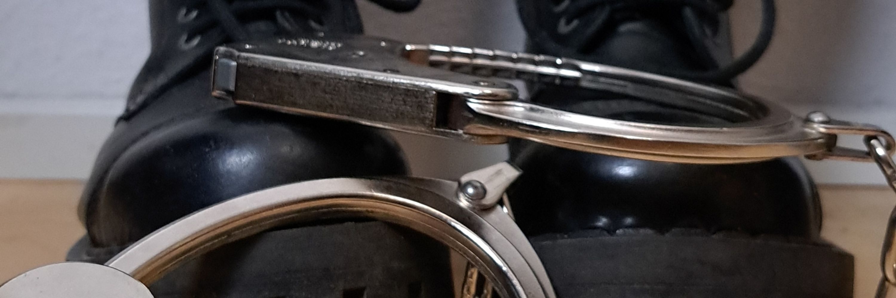 Hingedcuffs