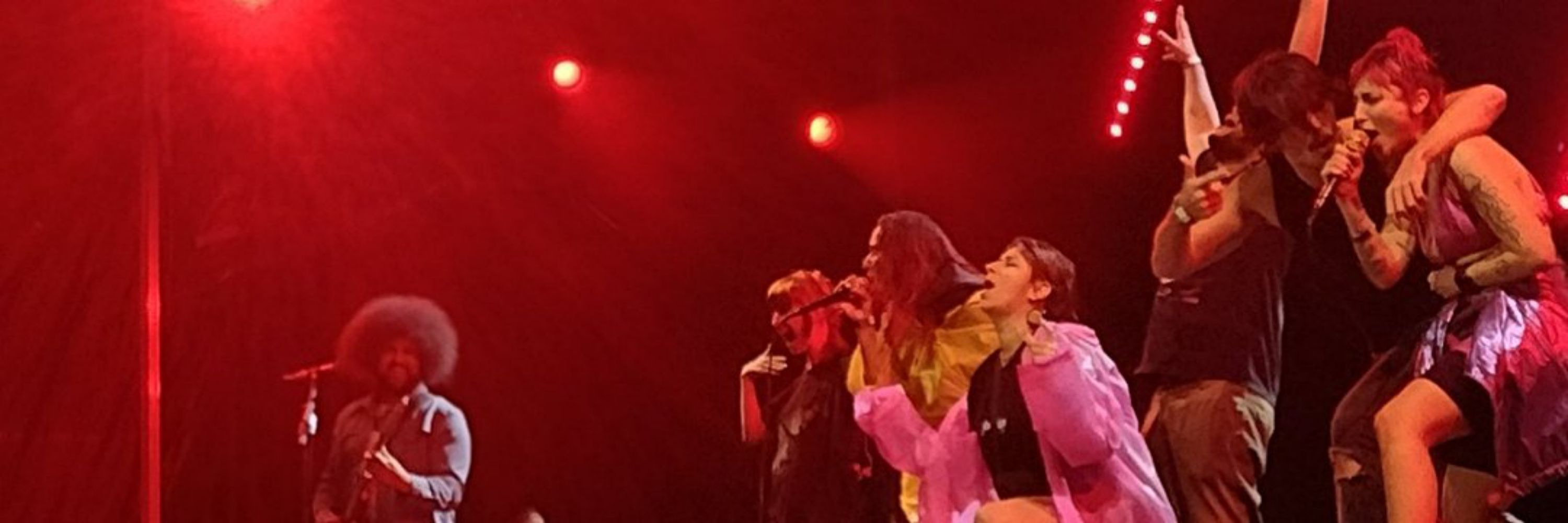 Aly cantou com o paramore