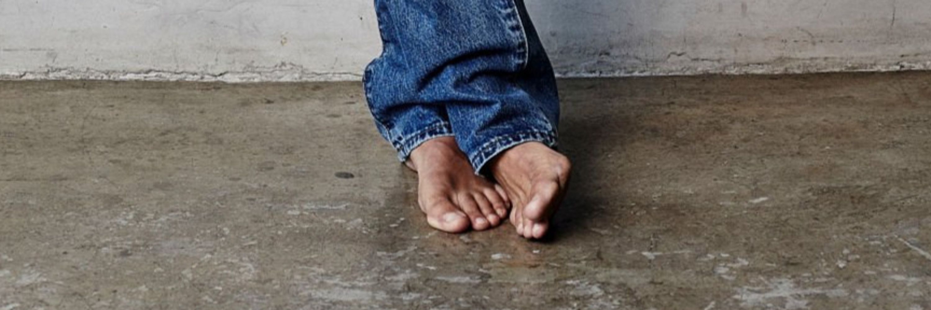 Travis Fimmel Barefoot