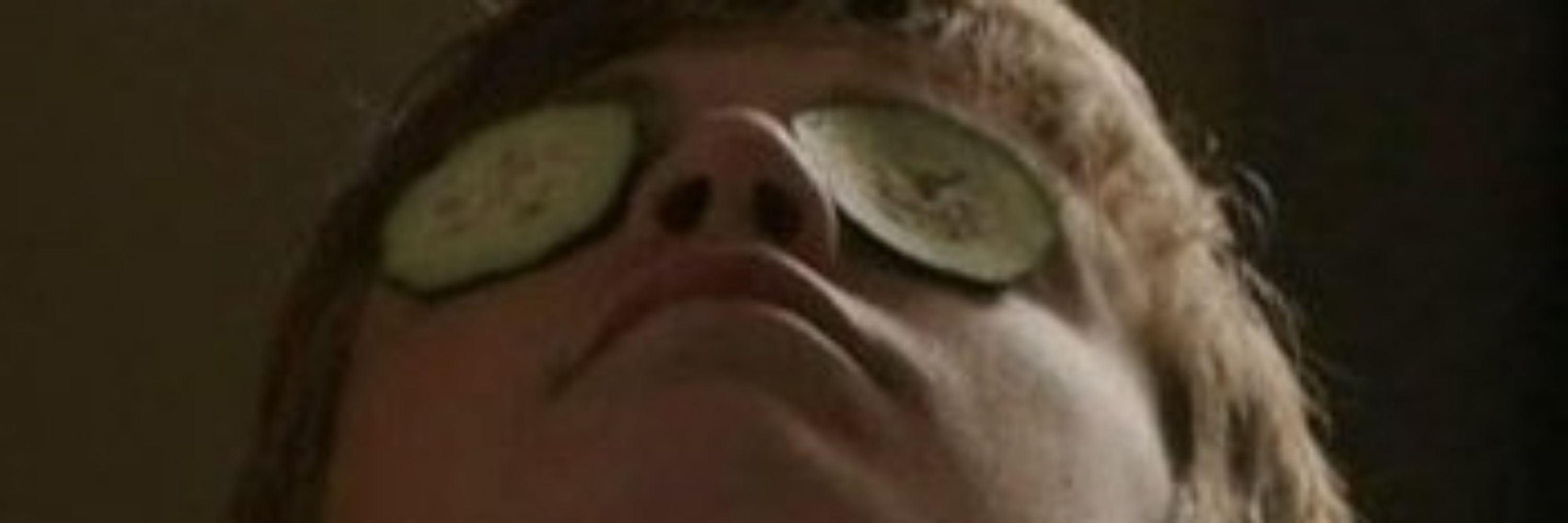 Kevin Pearson com pepino nos olhos 