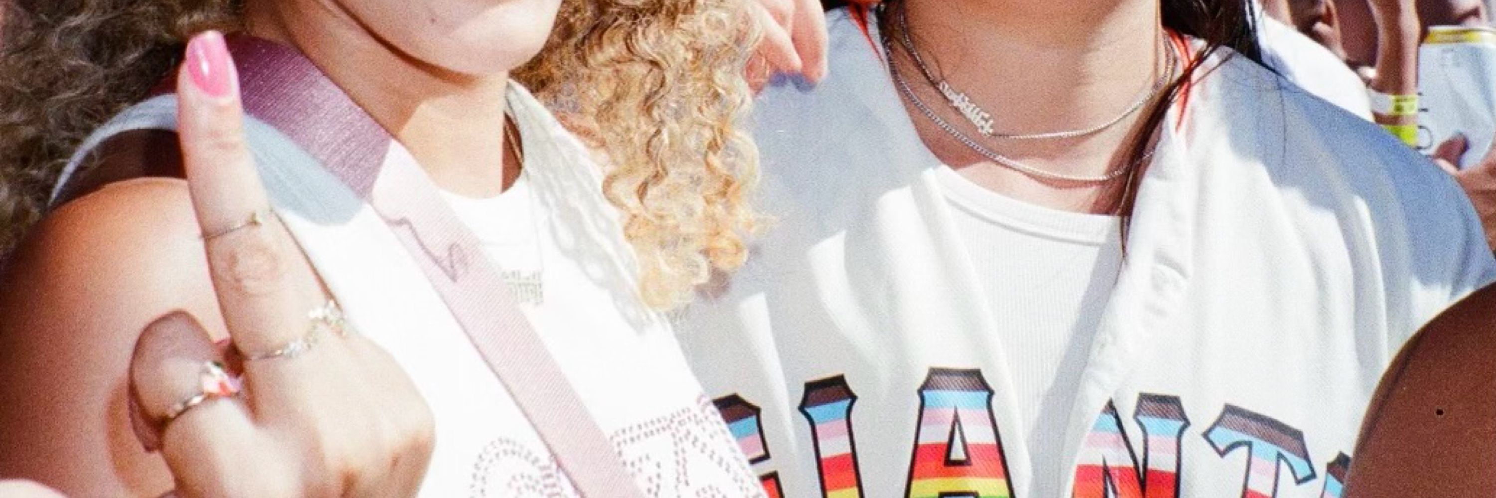 🇪🇹👩🏽‍❤️‍💋‍👩🏻