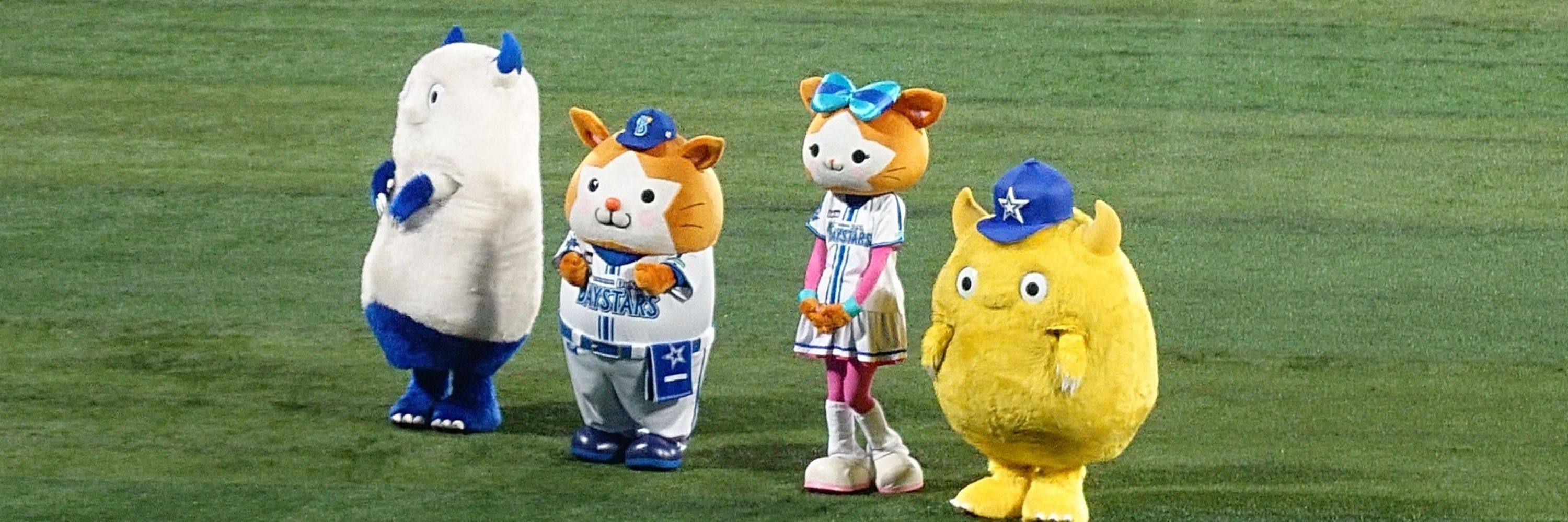 でる
