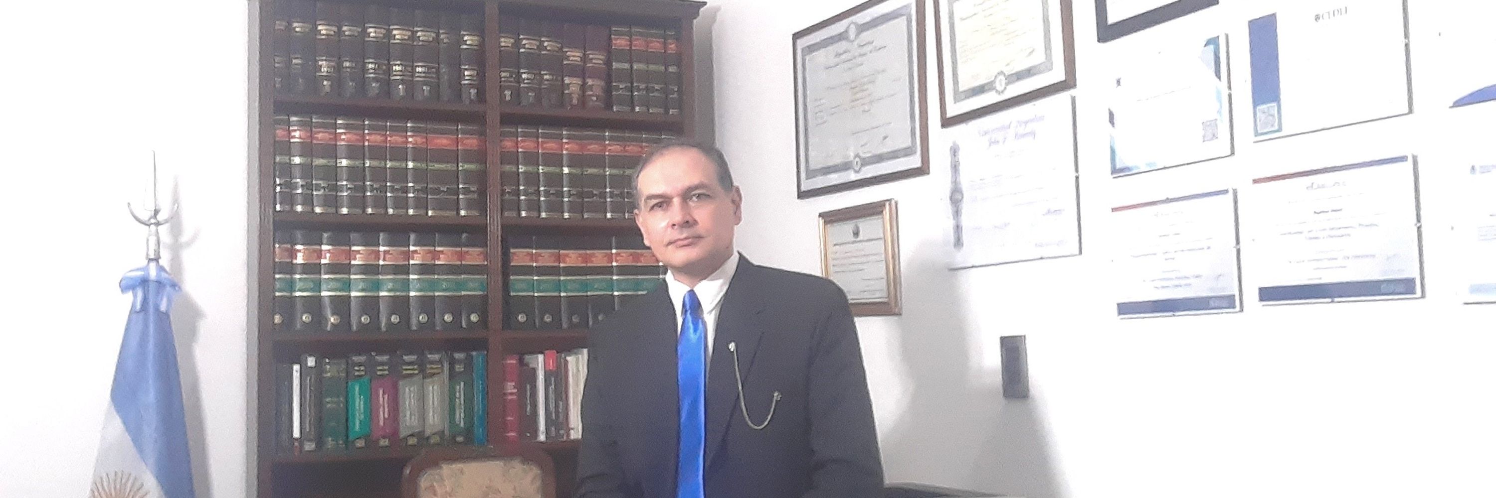 Dr. Ramiro Vélez ⚖️🎤🏛️