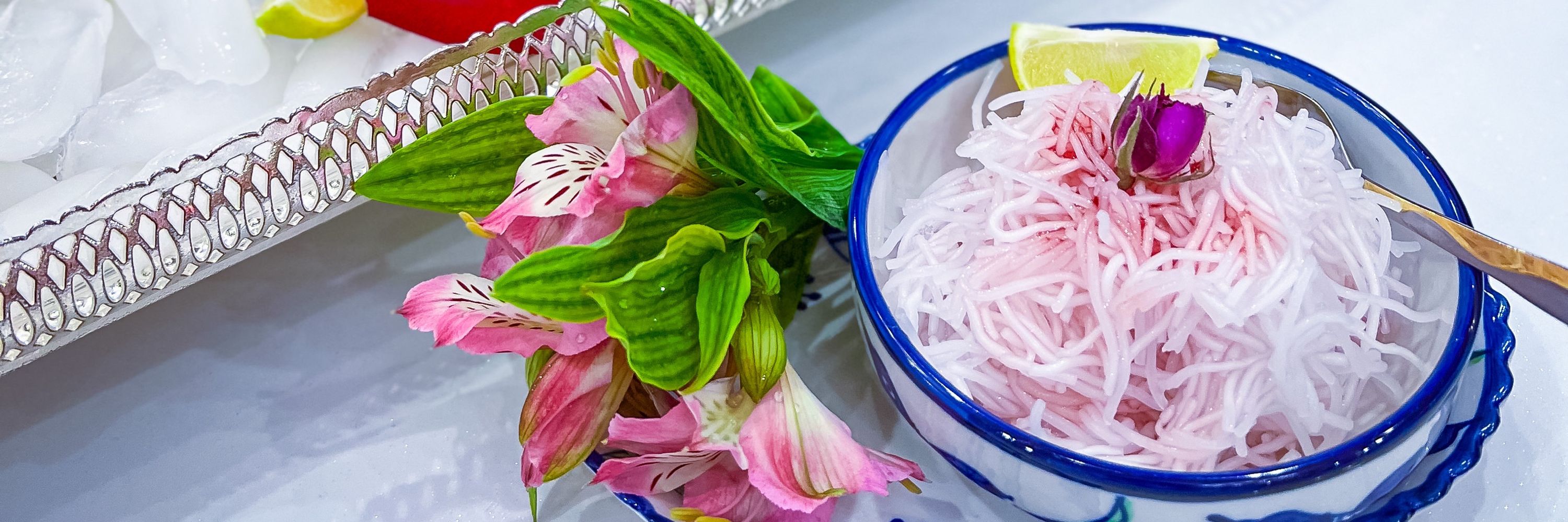 نگارین گلشنش روی است