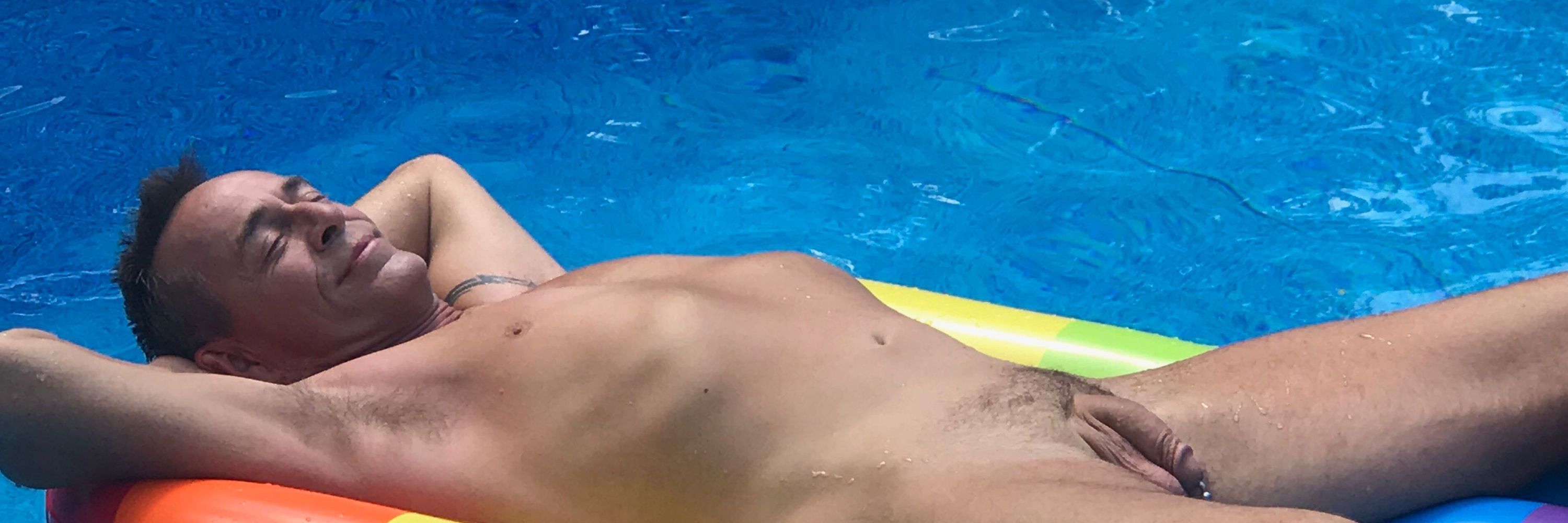 MemphisShowOff-Barefoot Naked Guy-Pup Icarus