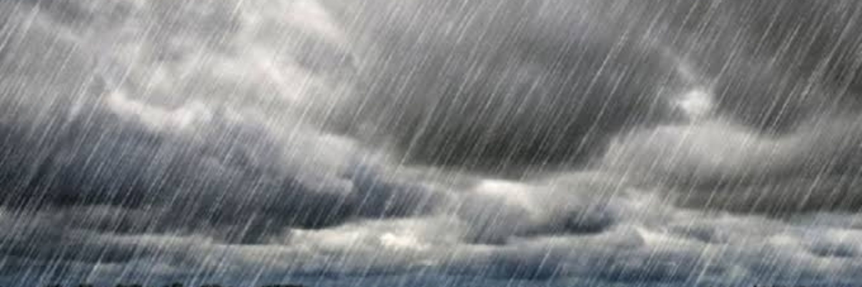 garoto na chuva ou no verão 