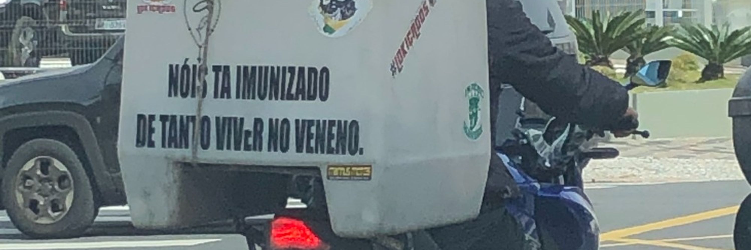 🚯