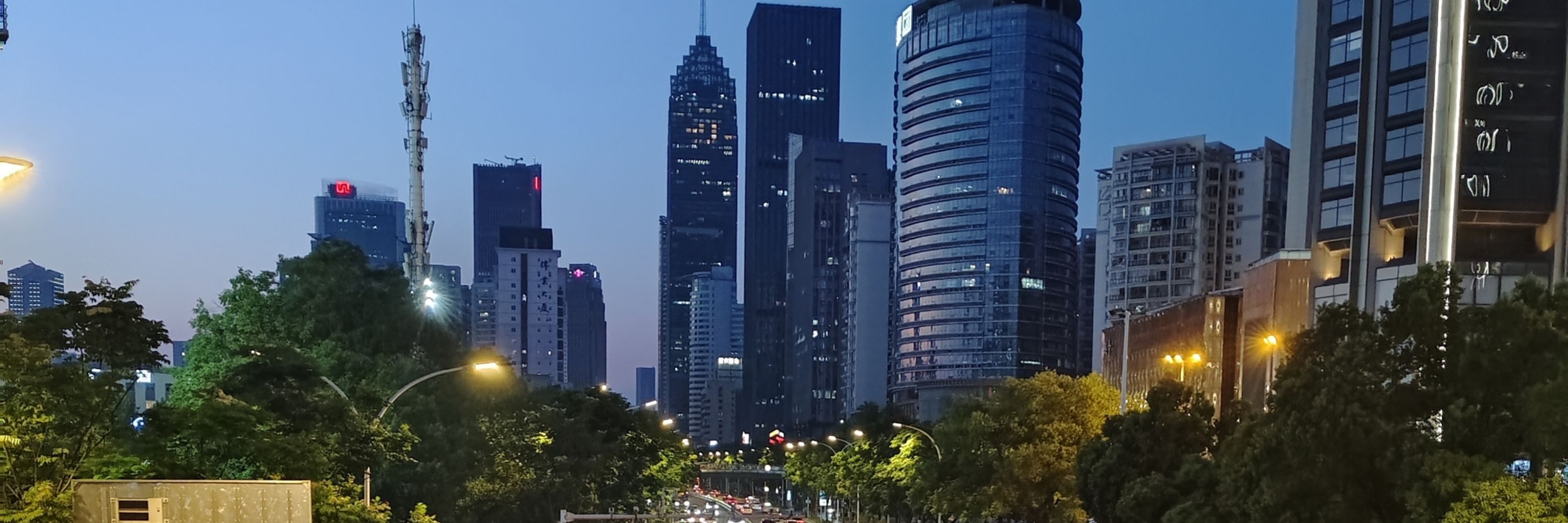 胖子举起右手点名