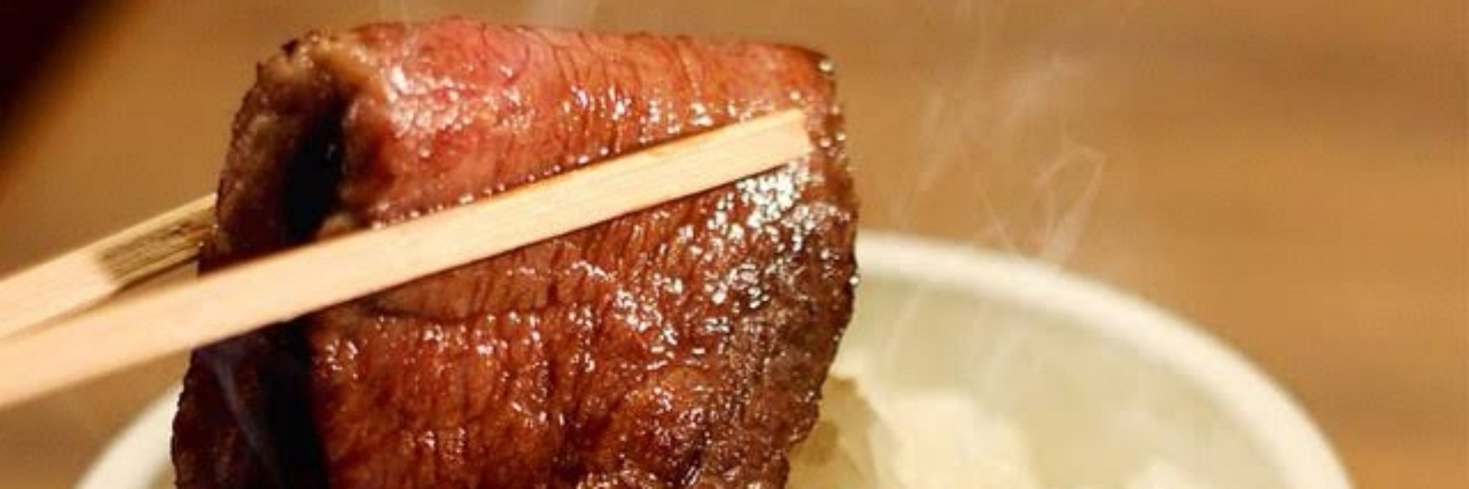 白飯にカルビをのせる