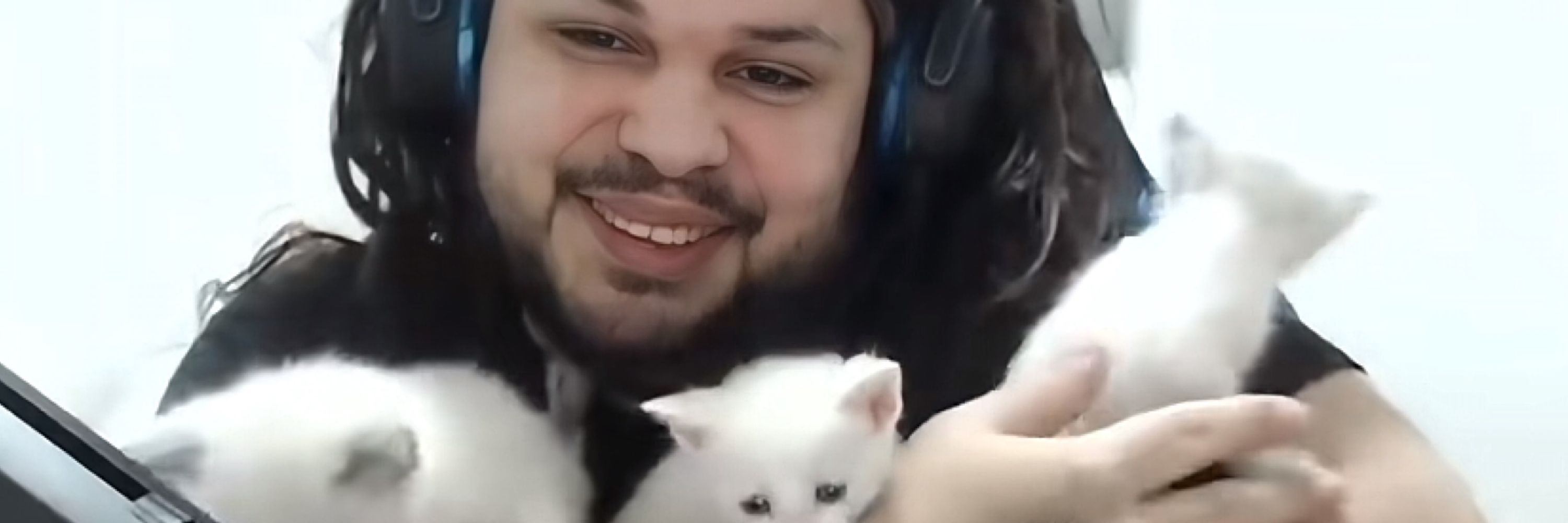 Bibi me bata c força e fraco 
