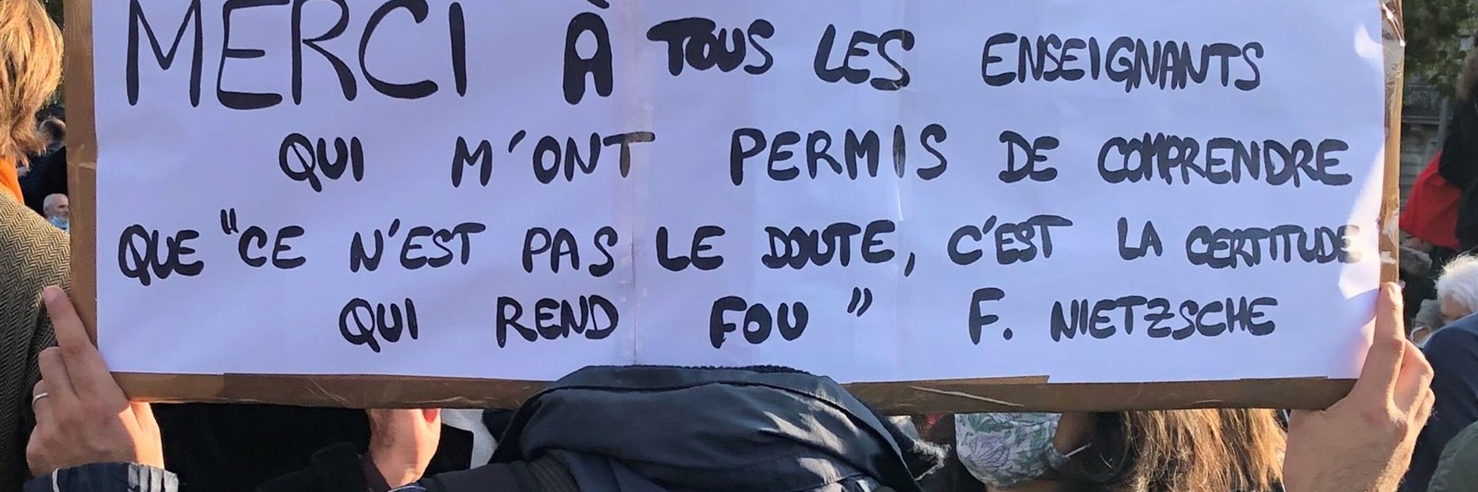 Madame Prof de dates et de cartes