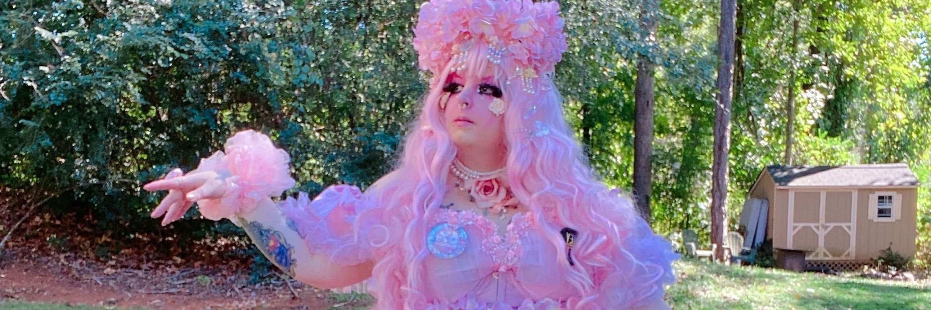 Popstar Gâteaux Petruška: The Internet's Babushka