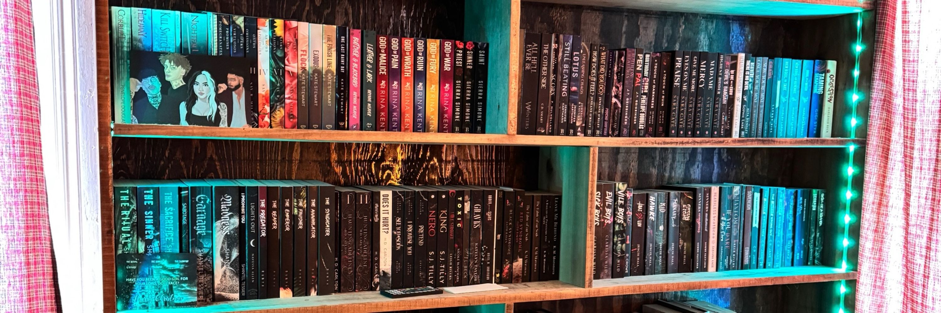Aria Graves - Author