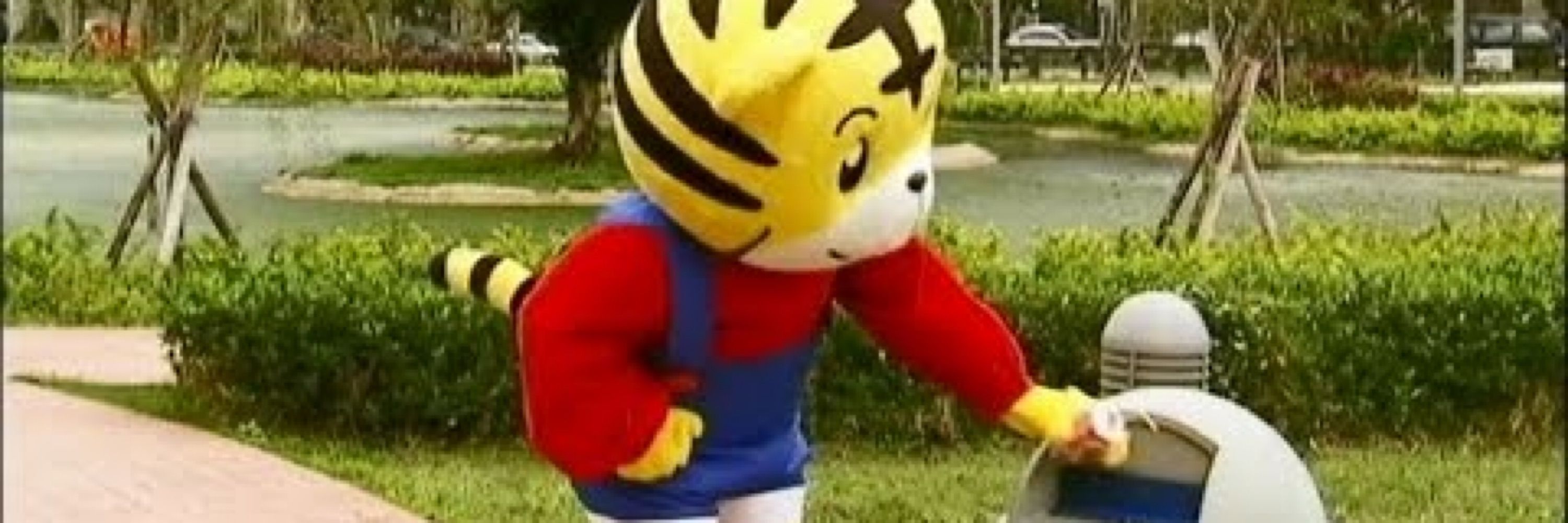 垃圾丟進垃圾桶