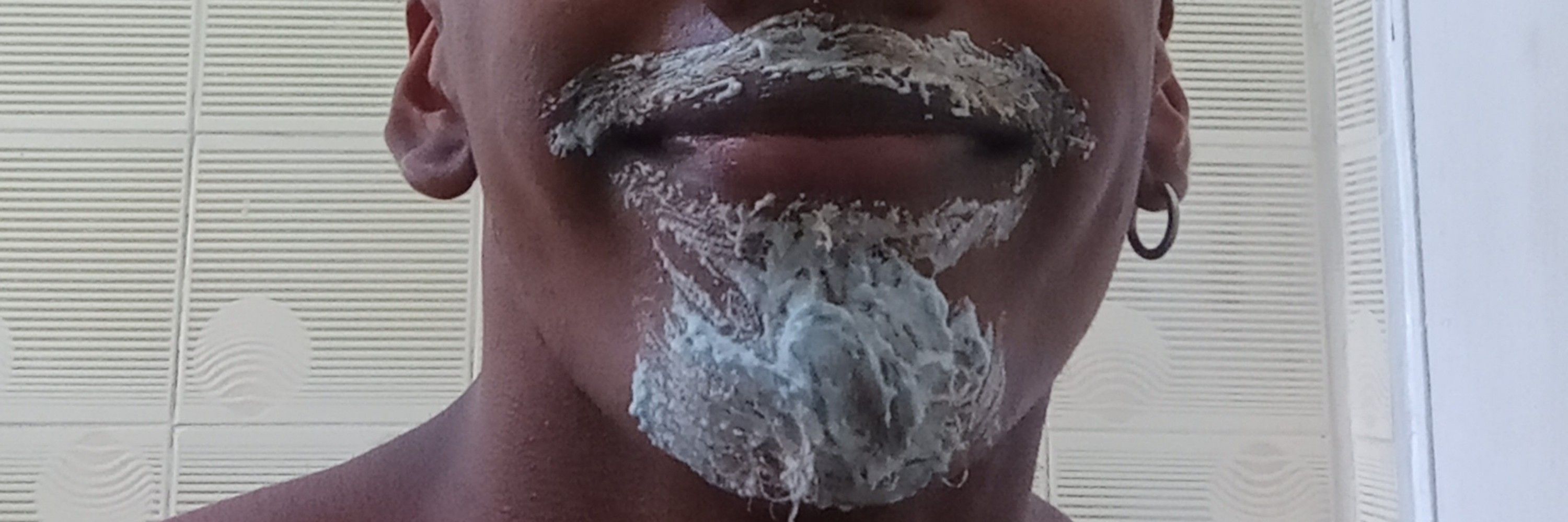 O tal do bigodinho erótico.