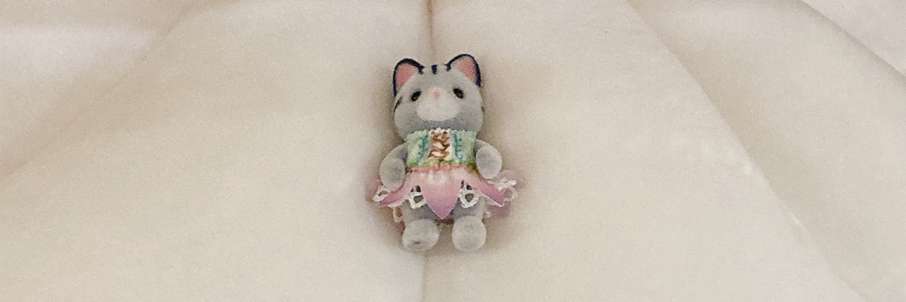 なのに