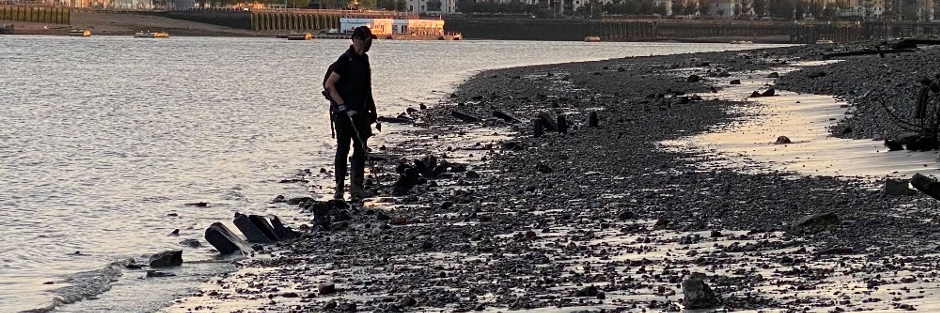 Si-finds Thames Mudlark