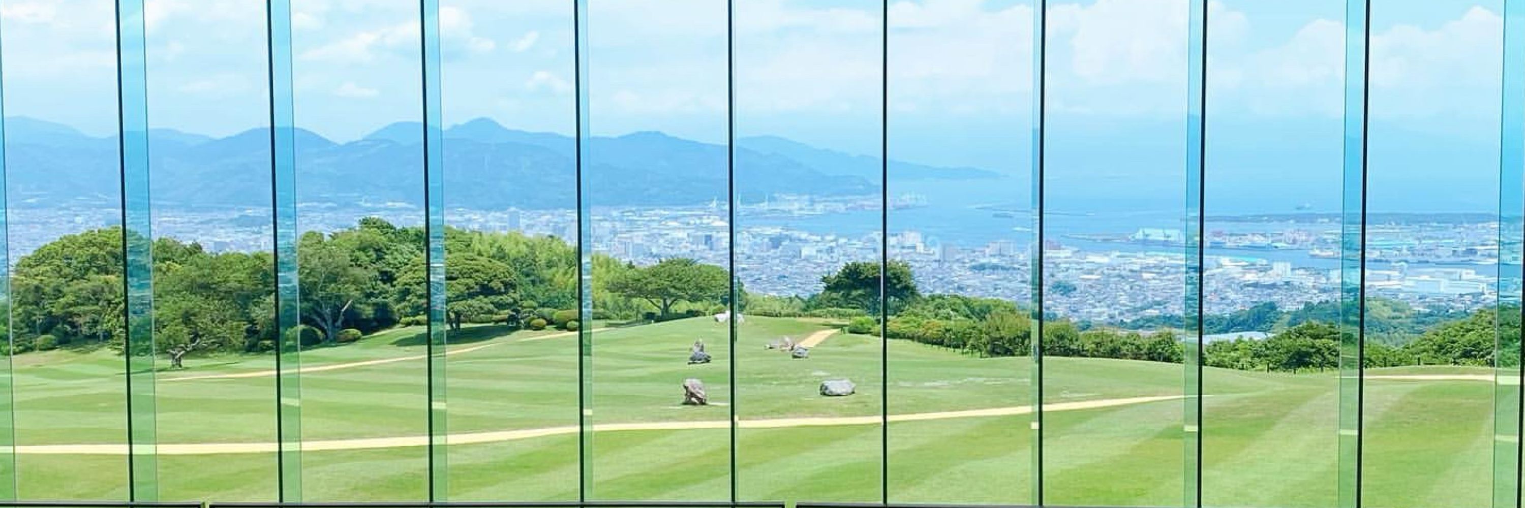 考える川村