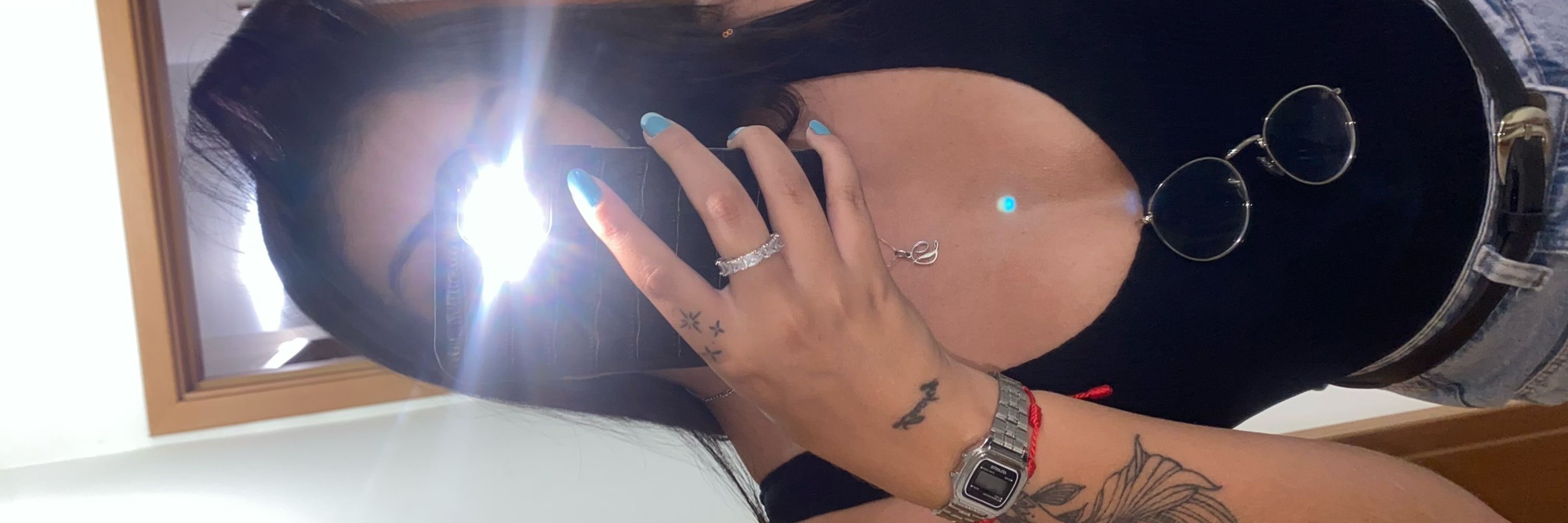 D. 🧜🏼‍♀️