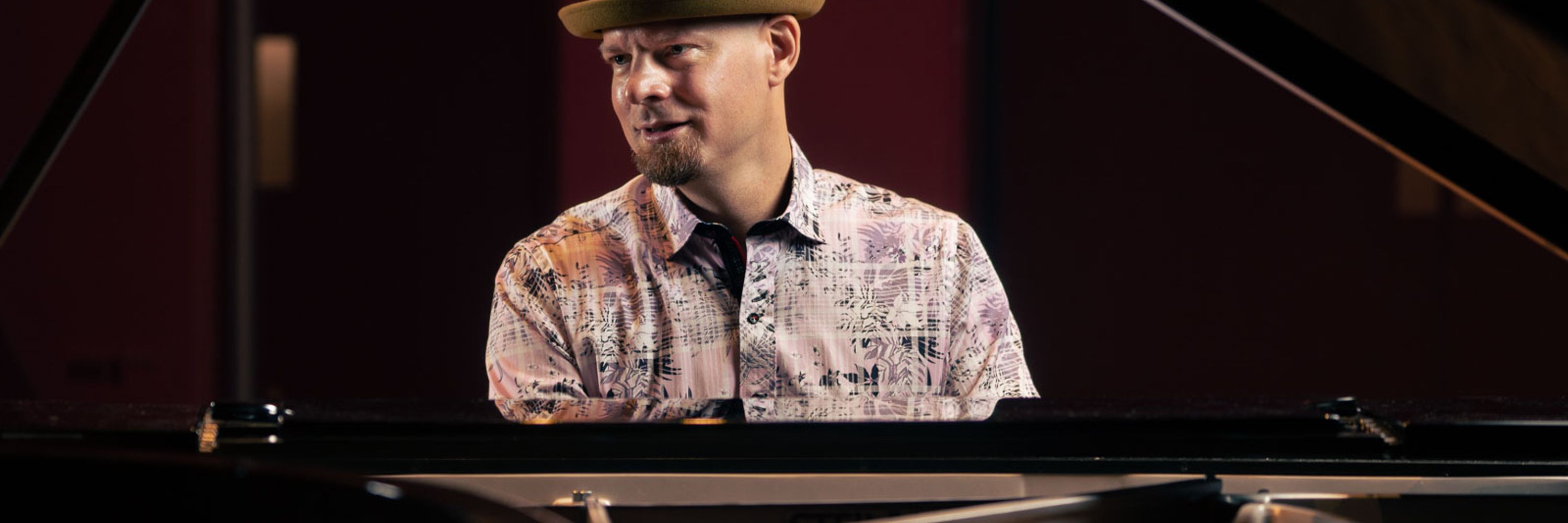 Johannes plays piano 🏳️‍🌈 🇨🇦