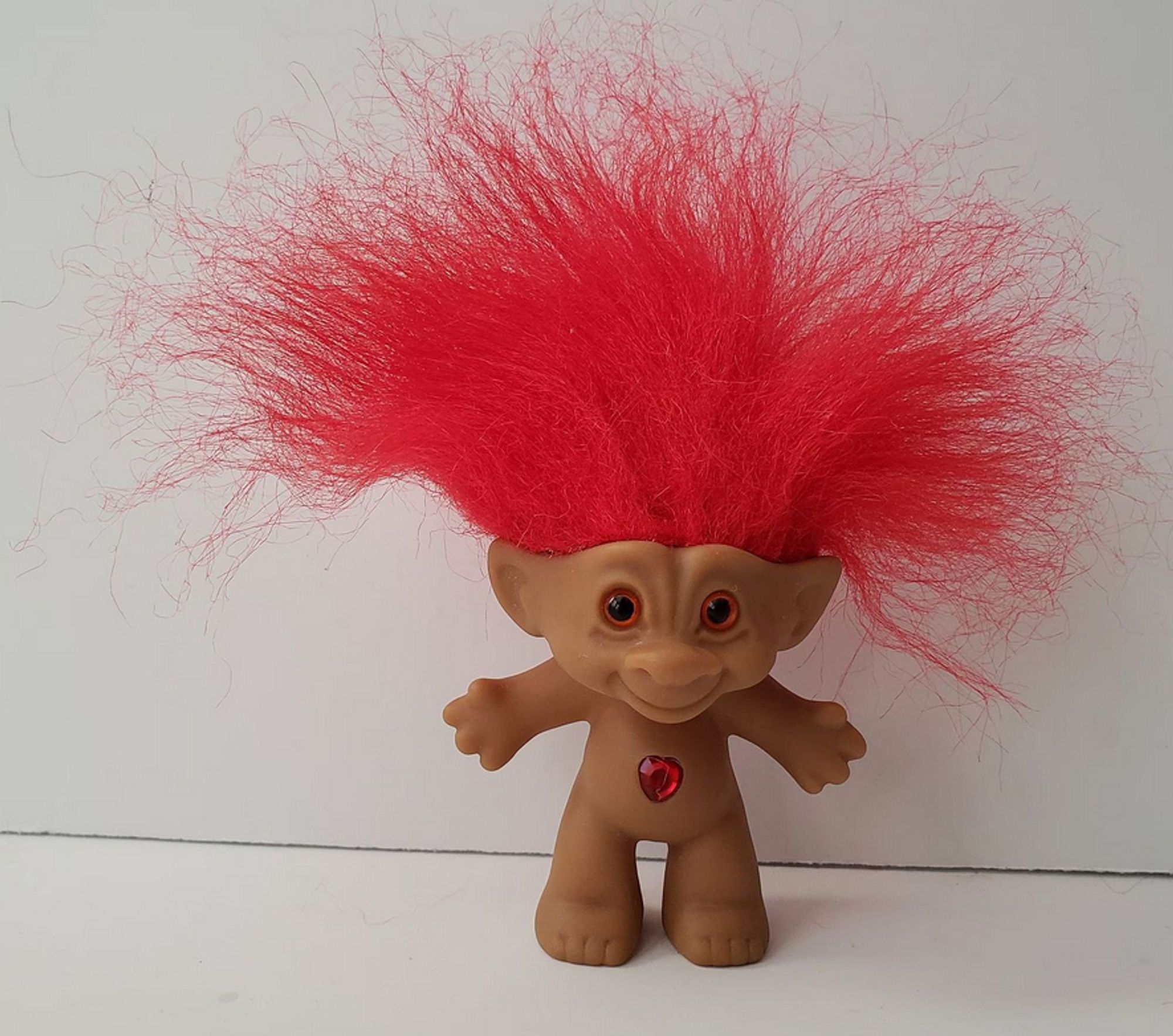 Une figurine Trolls