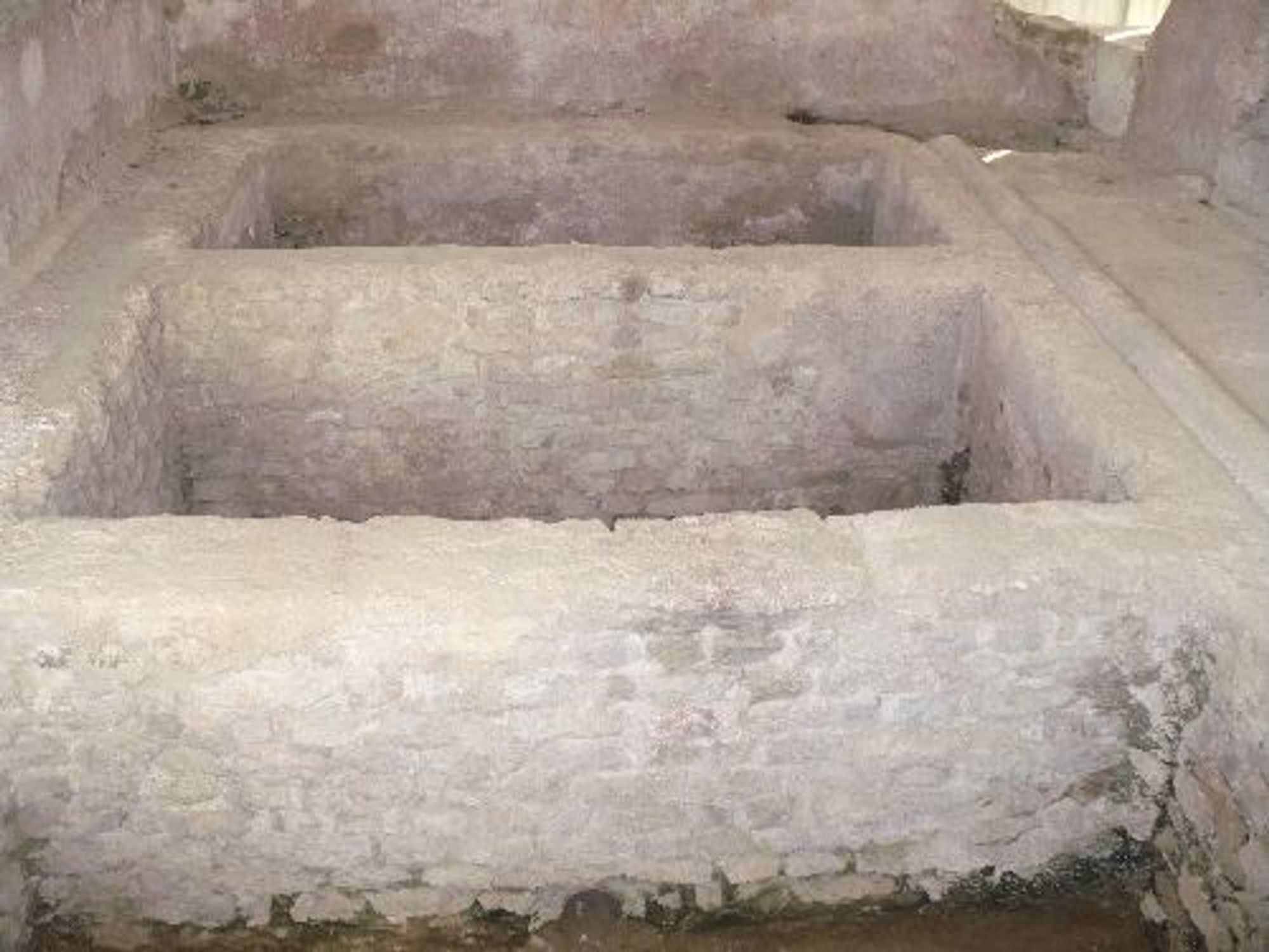 La grande fullonica de Saint Romain en Gal
Il s'agit d'un atelier de foulon dont on aperçoit ici les 3 bassins d'une capacité de 25m3 chacun.
Ces bassins servaient au lavage, dégraissage et au rinçage des étoffes.