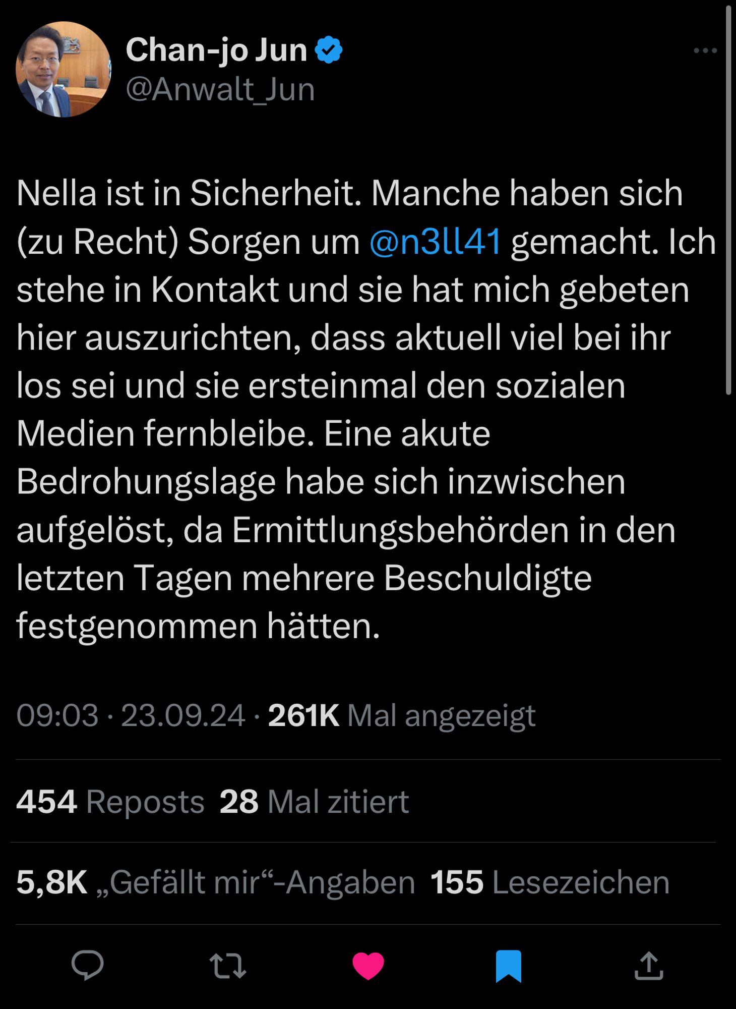 Chan-jo Jun & @Anwalt_Jun
Nella ist in Sicherheit. Manche haben sich (zu Recht) Sorgen um @n31|41 gemacht. Ich stehe in Kontakt und sie hat mich gebeten hier auszurichten, dass aktuell viel bei ihr los sei und sie ersteinmal den sozialen Medien fernbleibe. Eine akute Bedrohungslage habe sich inzwischen aufgelöst, da Ermittlungsbehörden in den letzten Tagen mehrere Beschuldigte festgenommen hätten.