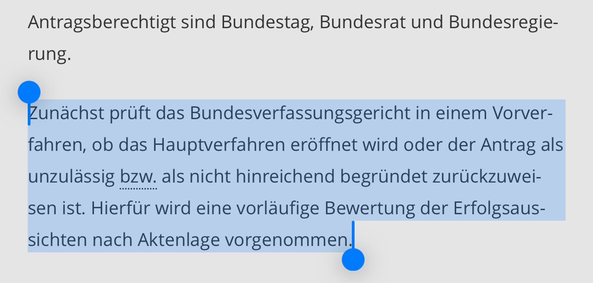 Antragsberechtigt sind Bundestag, Bundesrat und Bundesregie-rung.
•
Zunächst prüft das Bundesverfassungsgericht in einem Vorver-fahren, ob das Hauptverfahren eröffnet wird oder der Antrag als unzulässig bzw. als nicht hinreichend begründet zurückzuweisen ist. Hierfür wird eine vorläufige Bewertung