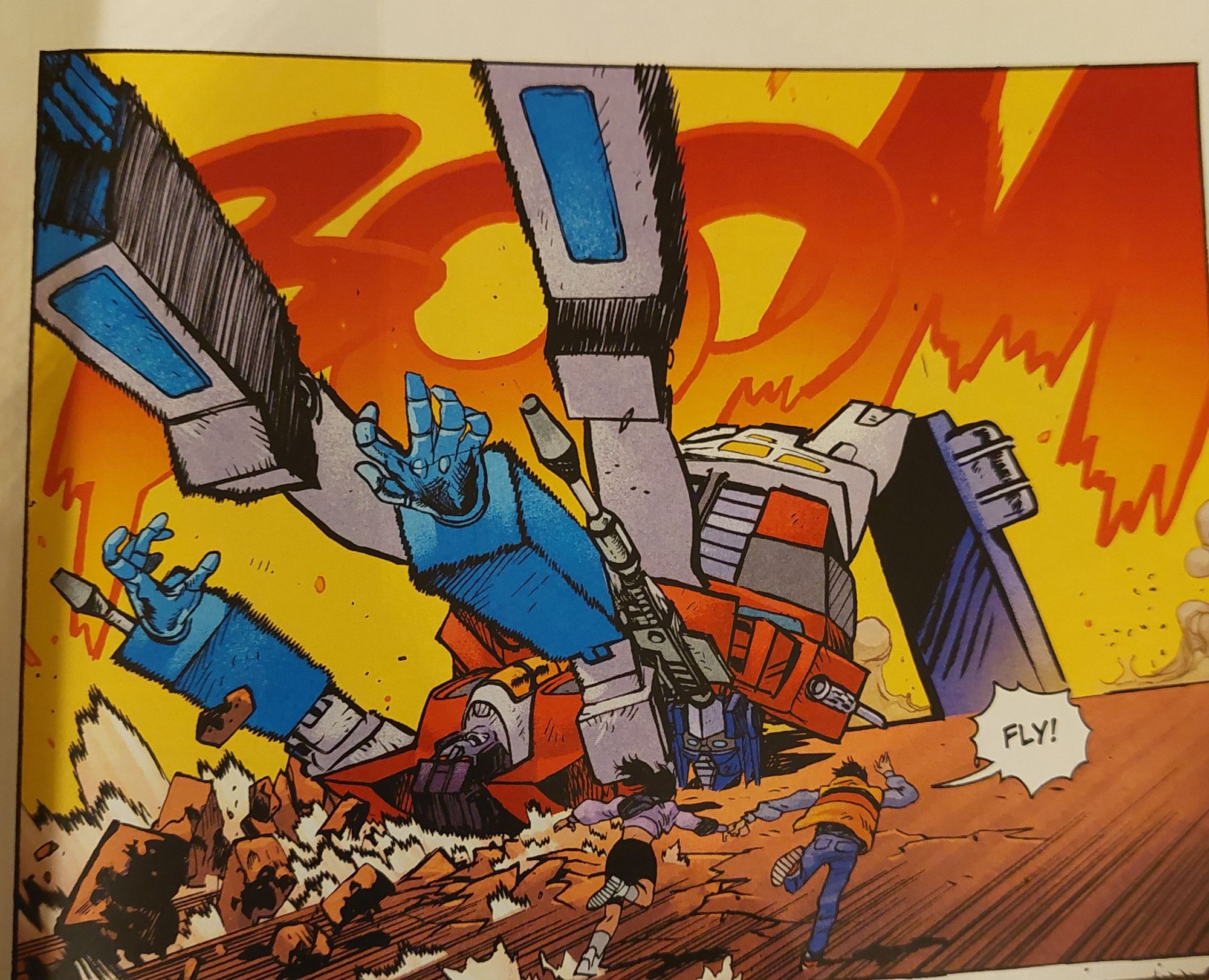 A comic panel of Optimus Prime suplexing Starscream while Spike and Carly are running. Spike shouts 'RUN!' In swedish.