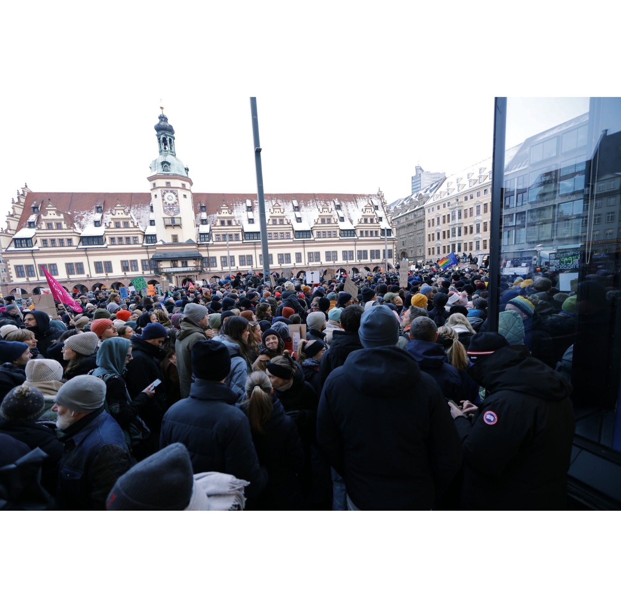 Unzählige Menschen stehen auf dem Marktplatz in Leipzig.