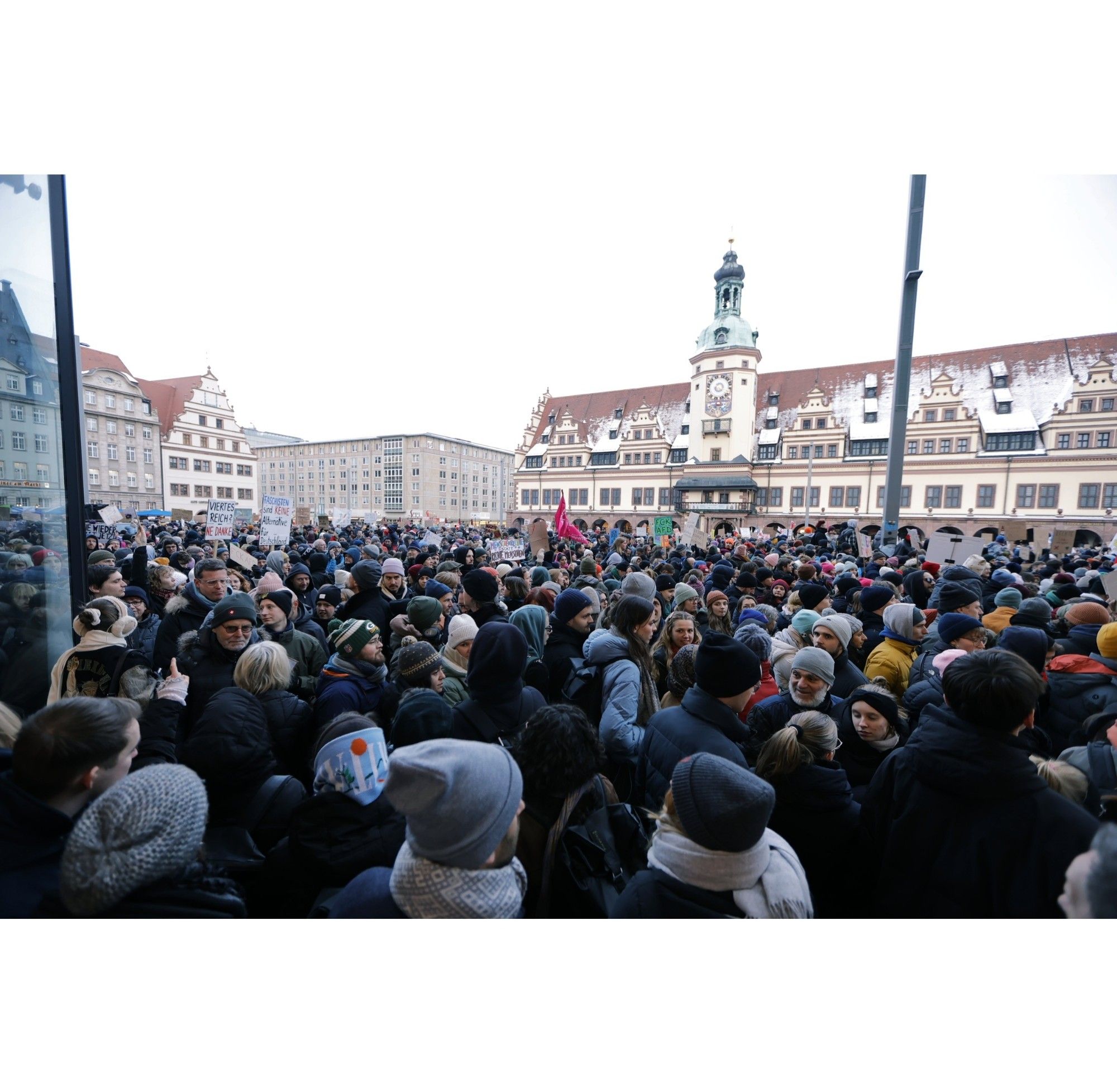 Unzählige Menschen stehen auf dem Marktplatz in Leipzig.