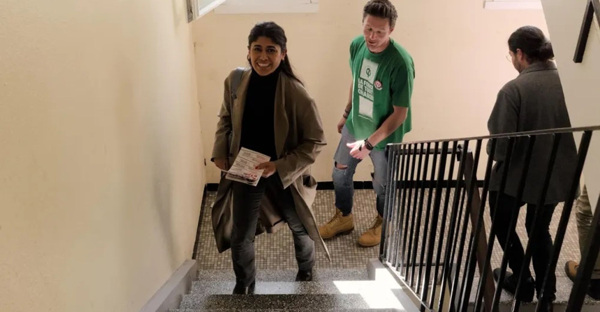 Rima Hassan lors d’une opération de tractage dans le quartier du Clou-Bouchet, à Niort, pendant la campagne des élections européennes 2024.