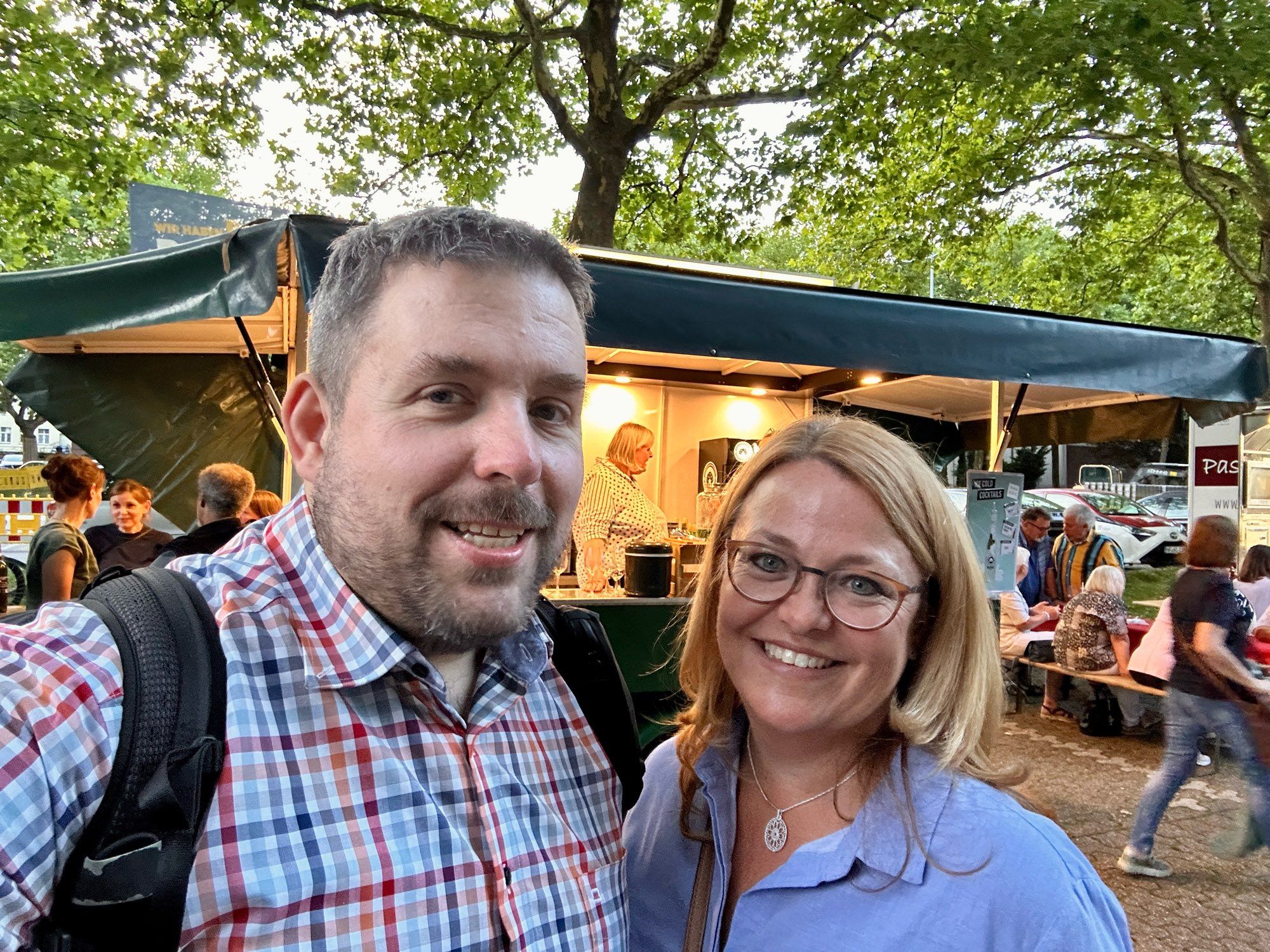 Jens Matheuszik und Sonja Gräf beim Feierabendmarkt in Bochum-Linden