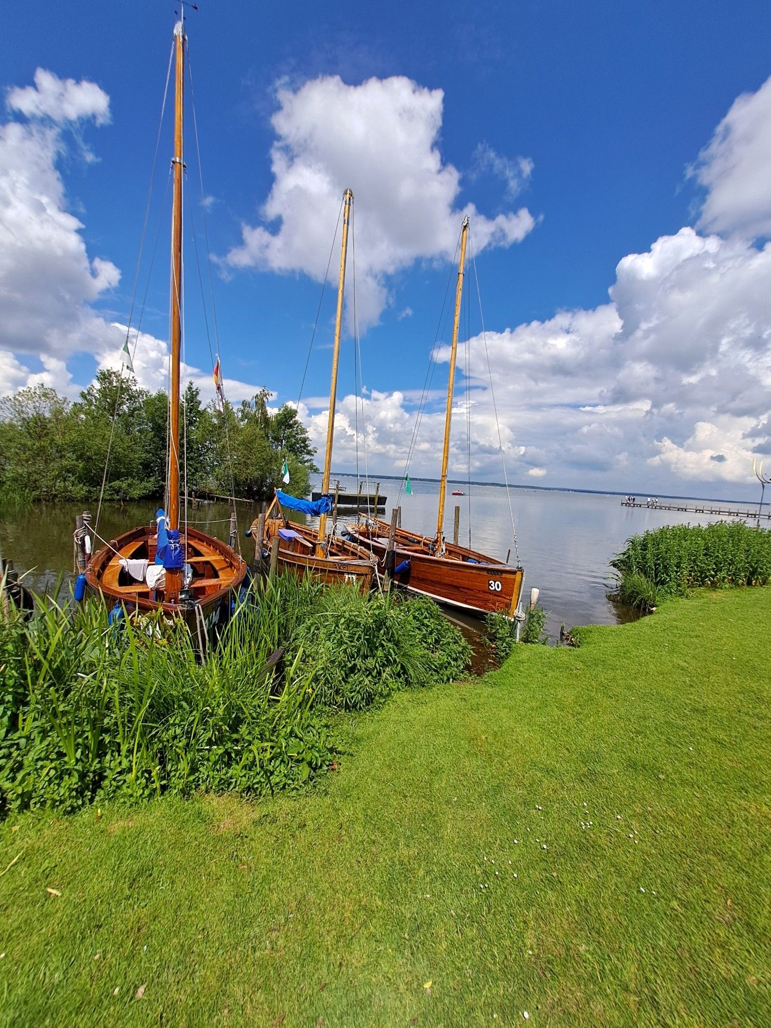 Drei Boote aus Holz am Ufer