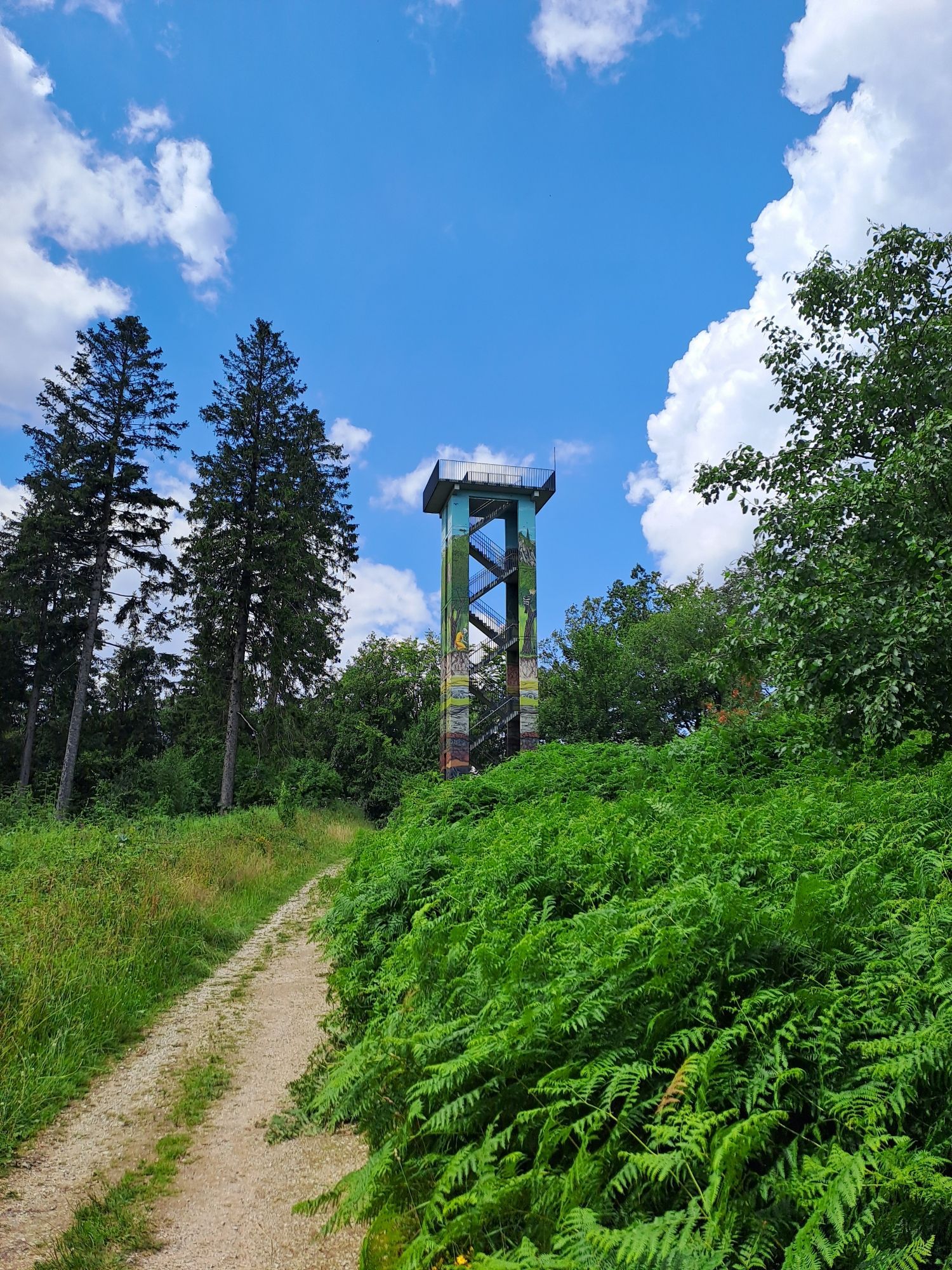 Turm im Wald