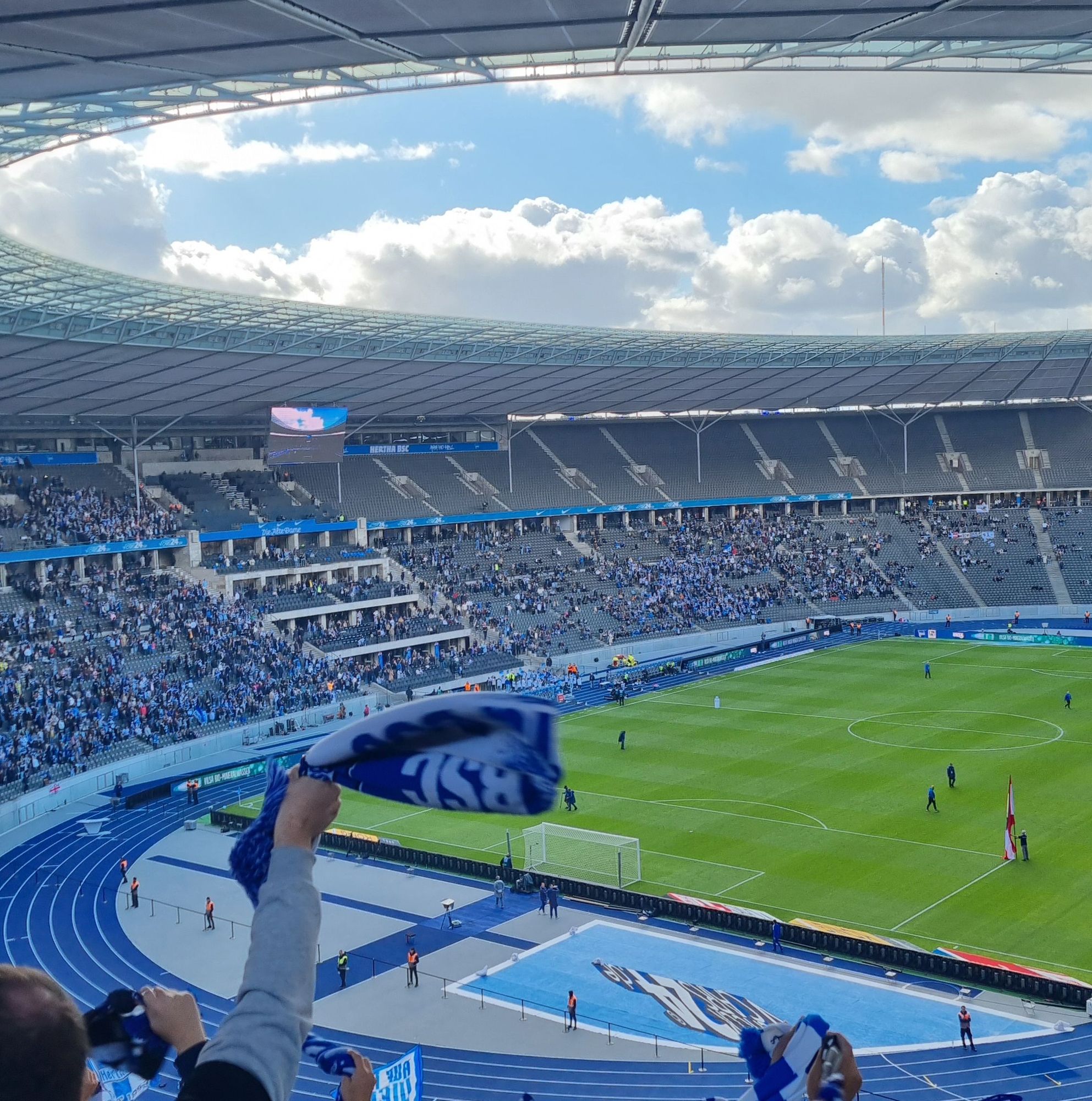 Blick aus dem Oberring der Ostkurve auf das Spielfeld des Olympiastadion.