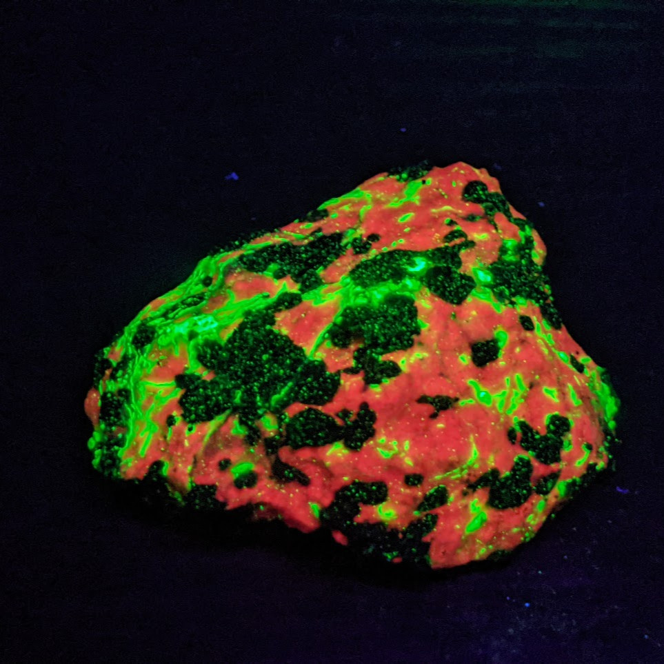 calcite glowing red with willemite glowing green