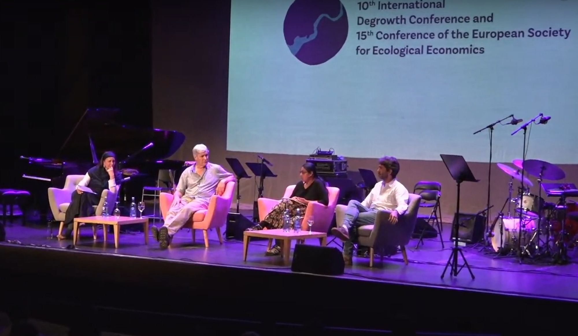 Podiumsdiskussion auf der Eröffnung der 10. Internationalen Degrowth-Konferenz